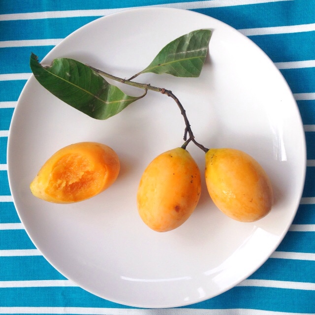 Host mango. Манго мини. Мини манго желтые. Мини манго Тайланд. Фрукты Тайланда маленькие манго.